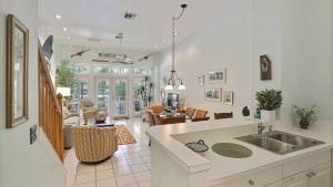 Key West Found by AvantStay Close to Shops w Patio Shared Pool Month Long Stays Only