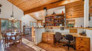 Wolfs Lair by AvantStay Swiss Chalet w Private Hot Tub Access to Northstar Resort Community