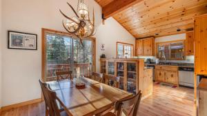 Wolfs Lair by AvantStay Swiss Chalet w Private Hot Tub Access to Northstar Resort Community