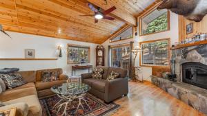 Wolfs Lair by AvantStay Swiss Chalet w Private Hot Tub Access to Northstar Resort Community