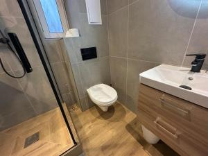 Modern City Apartment with Balcony by Rentez