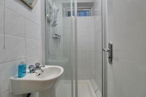 Modern Apartment in Portsmouth Perfect for Contractors with Free Parking