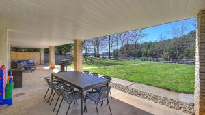 Knotty Pines by AvantStay Lake Views Renovated
