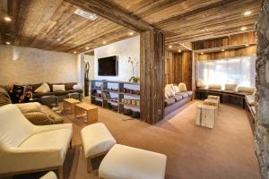 Hotels Hotel-Chalet Les Ecureuils Jardin, Piscine, Sauna : photos des chambres