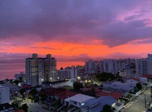 Apartamento vista mar e sacada com churrasqueira