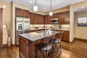 Cozy Winter Escape - 2BR & 2BA Near Snowy Trails and Downtown