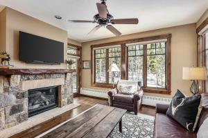 Cozy Winter Escape - 2BR & 2BA Near Snowy Trails and Downtown