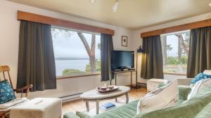 Cove Cottage by AvantStay Waterfront Views Spa