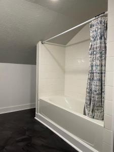 Downtown Lafayette Studio - Modern Comforts