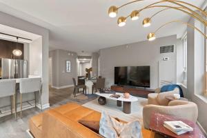 The Bernadin- Designer 3BR City Center with Balcony