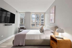 The Bernadin- Designer 3BR City Center with Balcony