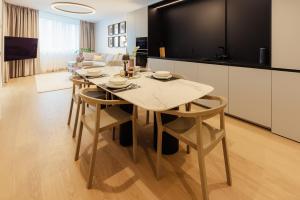 BNB SkyPark Luxe with Balcony