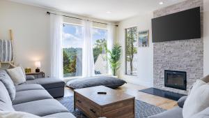 Hot Tub Fire Pit Mountain Views 10min to AVL Modern Escape by Avanstay