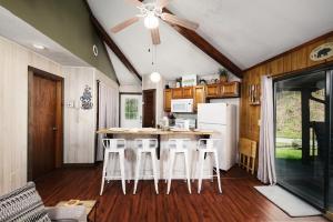 Pet friendly, hottub, sleeps 4, flat roads, GBurg!