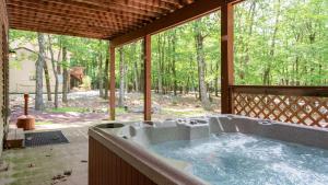 Coyote Cabin by AvantStay Hot Tub Walk to Lake