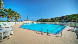 2 Pools Beach Boardwalk Access Studio Sleeps 5 Beach Bungalow by AvantStay