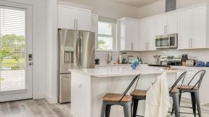 Flipper by AvantStay 18-Person Retreat w Pool