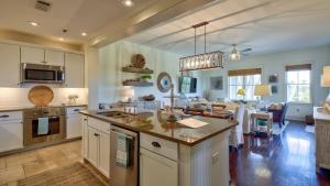 30A Kinda Day by AvantStay Pool Private Beach Top Floor Redfish