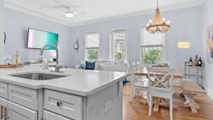 Emerald Paradise 2 blocks to Beach Rooftop Patio Pool Access Sleeps 10