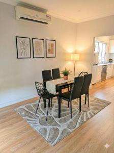 Huge 3Bed House and Backyard & 4 Car Park spaces and Near Parramatta