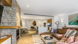 Forty Five On Lawson Apt 2