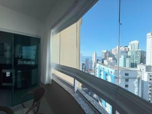 Apto 2 Quartos no Centro de Balneário Camboriú com Sacada e Churrasqueira