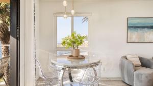 Oceanfront in La Jolla Steps to Beach Shops Dining Dawn Patrol by AvantStay