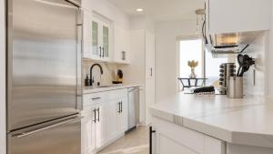 Oceanfront in La Jolla Steps to Beach Shops Dining Dawn Patrol by AvantStay