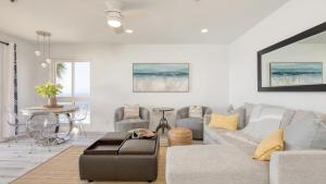 Oceanfront in La Jolla Steps to Beach Shops Dining Dawn Patrol by AvantStay