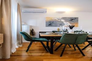 Apartments Tomy - Penthouse Two bedroom apartment with Terrace and Sea View