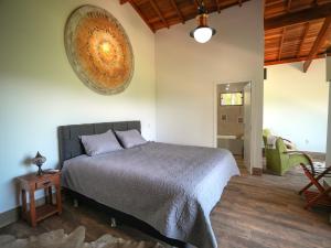 Chalé com vista para montanhas com banheira, lareira e piscina em Socorro - Refúgio Campestre - Canário