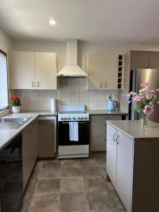 Carnoustie Calm- A Cosy Wattle Downs Home