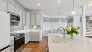 3800 Cameron Boulevard AvantStay Pool Ocean Views Deck