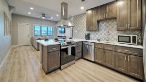 Port A Escape w Pools Patio Walk to Beach La Concha by AvantStay