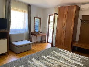 Apartments and rooms by the sea Mali Losinj (Losinj) - 10420