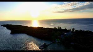 Therapy Cabins - Belize Island Experience