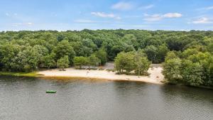 The Nest at Brier Crest by AvantStay Game Room Expansive Deck Fire Pit
