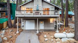 Stylish Truckee Retreat Deck Near Lake Skiing Moraine by AvantStay