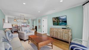 415 Seascape by AvantStay Beachfront Condo w Communal Pool Access