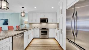 415 Seascape by AvantStay Beachfront Condo w Communal Pool Access