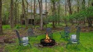 Chalet on Chalet by AvantStay Pocono Retreat Firepit Summer Beach Access Mins to Big Boulder Skiing