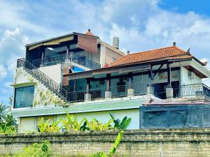 Puri Anyar Guesthouse - Elevated Paradise w Panoramic rice field views