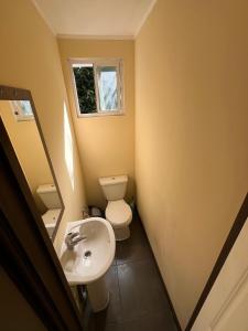 Cabaña con vista al humedal rodeada de naturaleza