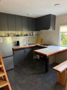 Cabaña con vista al humedal rodeada de naturaleza