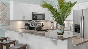 Beach Breeze by AvantStay Beachfront Beach Chairs Included 2 Pools