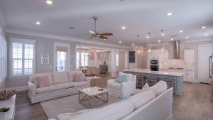 Coconut Cove by AvantStay Deck w Hot Tub Access to 2 Pools