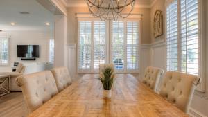 Coconut Cove by AvantStay Deck w Hot Tub Access to 2 Pools