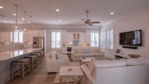 Coconut Cove by AvantStay Deck w Hot Tub Access to 2 Pools