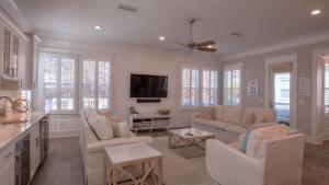 Coconut Cove by AvantStay Deck w Hot Tub Access to 2 Pools