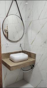 Quarto com frigobar e ar condicionado em Bombas